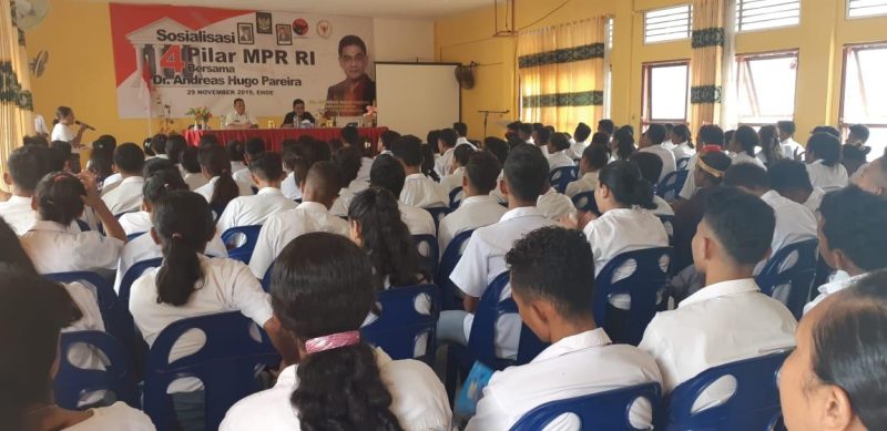 Ratusan siswa SMA Alsiora di Kabupaten Ende Propinsi NTT mengikuti sosialisasi Empat Pilar Kebangsaan oleh Anggota MPR RI Andreas Hugo Pareira, Jumat (29/11)