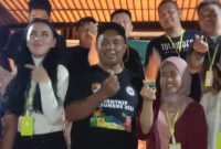Ratu Rizky Nabila pose bersama staf Dinas Pariwisata dan Kebudayaan Kabupaten Sika, usai gala dinner di Hotel Capa, Selasa (12/11) malam
