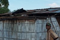 Kondisi rumah korban bencana angin puting beliung di Dusun Bolowolon, Kamis (7/11)
