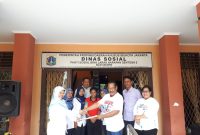 Ricky Mane Pareira menerima berita acara penyerahan warga binaan dari Panti Sosial Bina Laras Harapan Sentosa 2 Cipayung, Jumat (8/11)