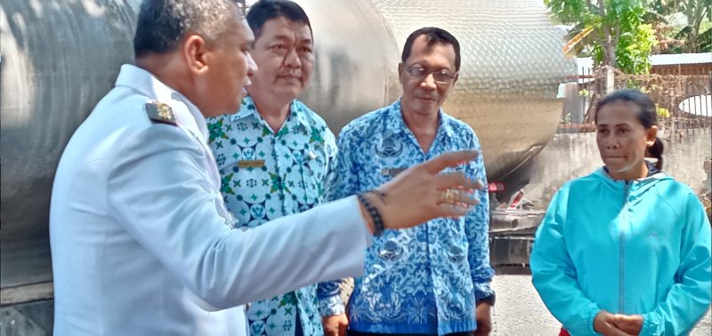 Bupati Sikka sedang berbincang dengan Direktris CV Salvator, Senin (11/11)