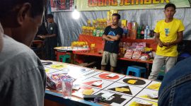 Suasana permainan rolet pada pasar malam di Lapangan Umum Kota Baru, Minggu (1/12)