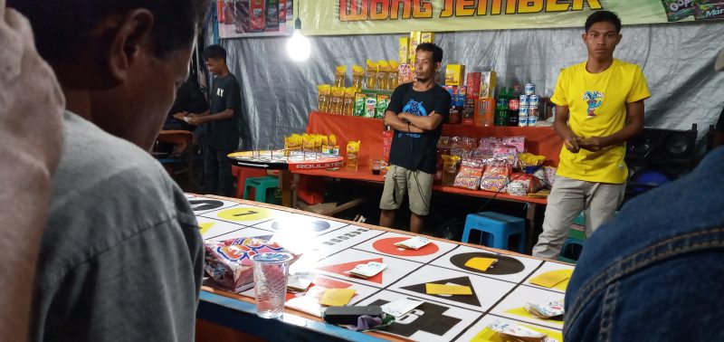 Suasana permainan rolet pada pasar malam di Lapangan Umum Kota Baru, Minggu (1/12)