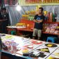 Suasana permainan rolet pada pasar malam di Lapangan Umum Kota Baru, Minggu (1/12)
