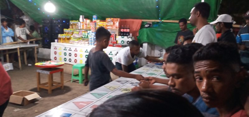 Seorang anak di bawah umur terlibat nembantu bandar rolet pada pasar malam di Lapangan Umum Kota Baru, Minggu (1/12)