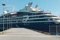 Kapal La Laperose sedang berdandar di Dermaga Laurens Say Maumere, Selasa (3/12)