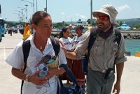 Seorang wisman menenteng tas rembing berisi tenun ikat yang dibeli di Watublapi, Selasa (3/12)