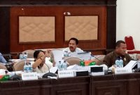 Anggota Banggar DPRD Sikka Petrus da Silva (paling belakang baju putih)