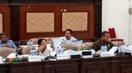 Anggota Banggar DPRD Sikka Petrus da Silva (paling belakang baju putih)