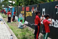 Pelajar Spater Maumere sedang melukis pada tembok, Sabtu (14/12)