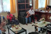 Audiensi warga masyarakat Desa Wolomapa dan Pelaksana Tugas Kepala Dinas Pemdes Sikka, Senin (16/12)