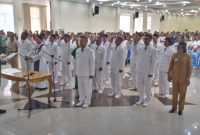 Bupati Sikka melantik 32 kepala desa di Gedung SCC, Selasa(17/12)