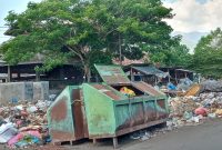 Tumpukan sampah yang sudah membusuk di Pasar Alok, Minggu (22/12)