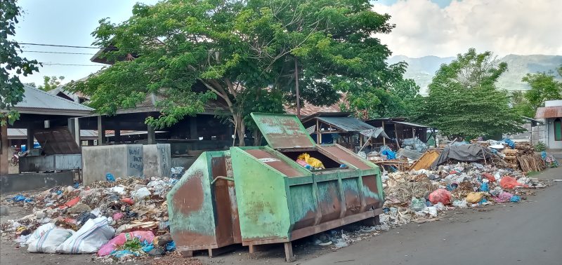 Tumpukan sampah yang sudah membusuk di Pasar Alok, Minggu (22/12)