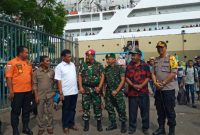Forkopimda Sikka pantau suasana di Pelabuhan Laurens Say Maumere, Selasa (24/12)