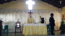 Tim Jibom sedang sterilisasi di Gereja Katolik Wolomarang, Selasa (24/12)