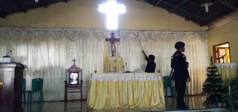 Tim Jibom sedang sterilisasi di Gereja Katolik Wolomarang, Selasa (24/12)