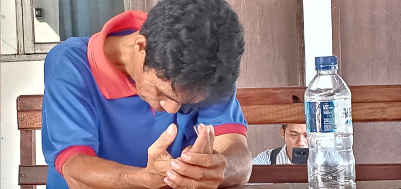 Pelaku pencabulan sedang berada di Mapolres Sikka, Kamis (26/12)