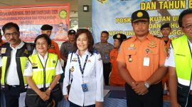 Kunjungan Dirjen Perhubungan Udara  Polana Banguningsih Pramesti di Posko Angkutan Udara di Bandara Frans Seda Maumere, Minggu (29/12)