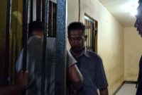 Pria tidak dikenal dimasukkan ke sel Mapolres Sikka, Senin (30/12)