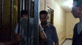 Pria tidak dikenal dimasukkan ke sel Mapolres Sikka, Senin (30/12)
