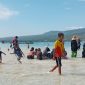 Pengunjung menikmati daratan di laut lepas pada Taka Embo Mina di perairan Laut Flores, Selasa (31/12)