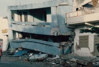 Sebuah bangunan di Kota Maumere yang jadi korban gempa dan tsunami 12 Desember 1992 (foto istimewa)