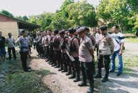 Personil BKO sedang apel di Polsek Adonara Barat, Minggu (1/12)