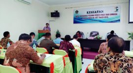 Kepala Kantor Kemenag NTT Sarman Marselinus sedang memberikan arahan pada kegiatan Rakor Pegawai Bimas Hindu dan Lembaga Agama Hindu se-NTT, di Hotel Elmylia Kupang, Jumat (13/12) 