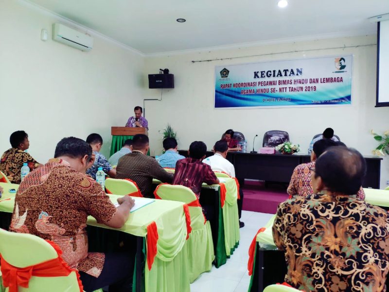 Kepala Kantor Kemenag NTT Sarman Marselinus sedang memberikan arahan pada kegiatan Rakor Pegawai Bimas Hindu dan Lembaga Agama Hindu se-NTT, di Hotel Elmylia Kupang, Jumat (13/12) 
