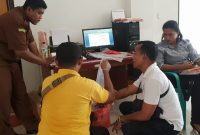 Penyidik Satnarkoba Polres Sikka menunjukkan barang bukti