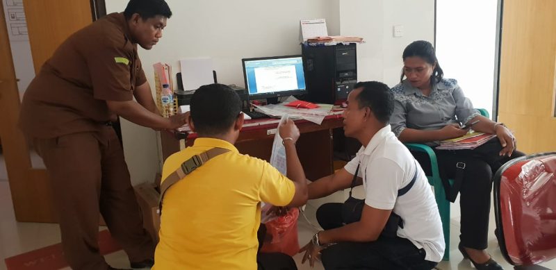 Penyidik Satnarkoba Polres Sikka menunjukkan barang bukti