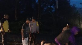 Aksi penutupan badan jalan dan pemalakan di wilayah Kecamatan Mego, Minggu (29/12)