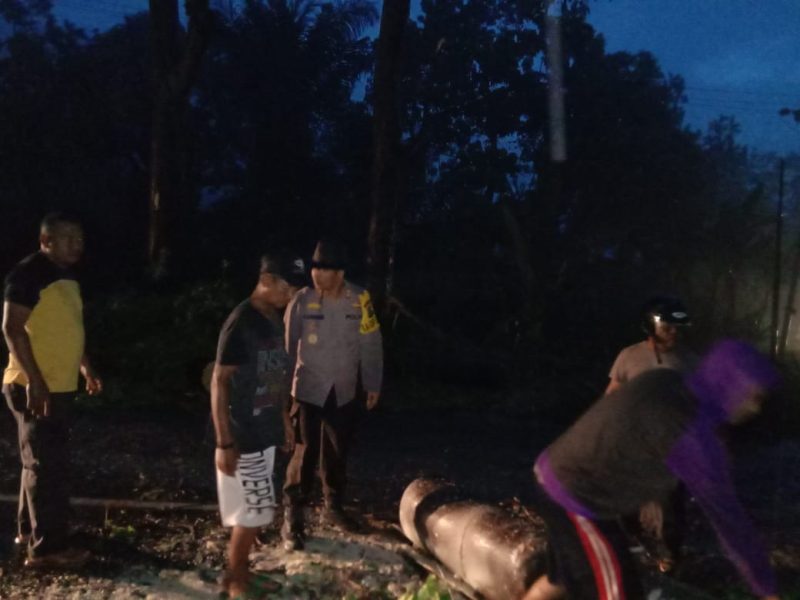 Aksi penutupan badan jalan dan pemalakan di wilayah Kecamatan Mego, Minggu (29/12)