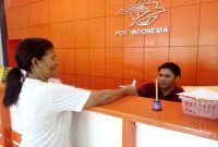 Yustina Pano sedang membayar iuran JKN-KIS di Kantor Pos da Giro Maumere beberapa waktu lalu