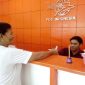 Yustina Pano sedang membayar iuran JKN-KIS di Kantor Pos da Giro Maumere beberapa waktu lalu