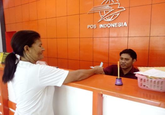 Yustina Pano sedang membayar iuran JKN-KIS di Kantor Pos da Giro Maumere beberapa waktu lalu