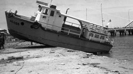 Sebuah motor boat terlempar sampai ke darat akibat gelombang tsunami yang melanda Kota Maumere, Sabtu, 12 Desember 1992 (foto istimewa)