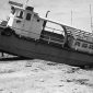 Sebuah motor boat terlempar sampai ke darat akibat gelombang tsunami yang melanda Kota Maumere, Sabtu, 12 Desember 1992 (foto istimewa)