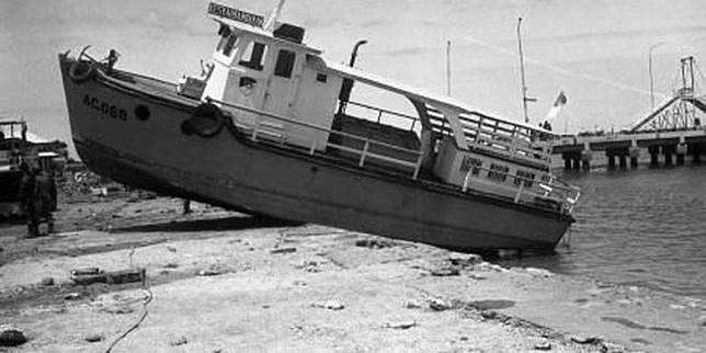 Sebuah motor boat terlempar sampai ke darat akibat gelombang tsunami yang melanda Kota Maumere, Sabtu, 12 Desember 1992 (foto istimewa)