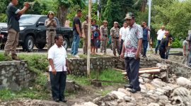 Anggota DPRD Sikka Wenseslaus Wege memantau pagar Puskesmas yang roboh diterjang banjir bandang, Jumat (3/1)