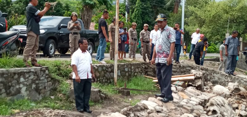 Anggota DPRD Sikka Wenseslaus Wege memantau pagar Puskesmas yang roboh diterjang banjir bandang, Jumat (3/1)