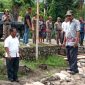 Anggota DPRD Sikka Wenseslaus Wege memantau pagar Puskesmas yang roboh diterjang banjir bandang, Jumat (3/1)