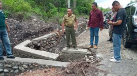 Bupati Sikka memantau drainase jebol di Desa Egon pekan lalu