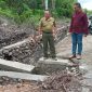 Bupati Sikka memantau drainase jebol di Desa Egon pekan lalu