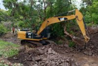 Alat berat sedang mengeruk material di Sungak Wairbaba di Likot Waigete, Jumat (3/1)