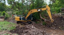 Alat berat sedang mengeruk material di Sungak Wairbaba di Likot Waigete, Jumat (3/1)