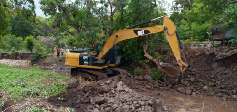 Alat berat sedang mengeruk material di Sungak Wairbaba di Likot Waigete, Jumat (3/1)