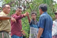 Bupati Sikka meninjau Sungai Wairbaba di Desa Persiapan Mahe Kelan, Jumat (3/1)