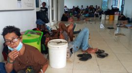 Suasana calon penumpang KMP Windu Karsa Dwitya di Kantor Pelabuhan Feri Kewapante, Sabtu (4/1)